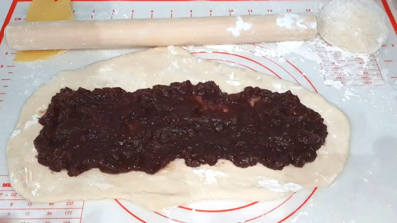 ホワイトチョコあんぱんを作る。大きい生地にあんこを乗せる。