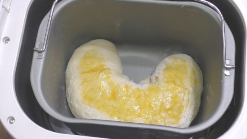 コーンマヨネーズパン。焼き前の卵黄塗り