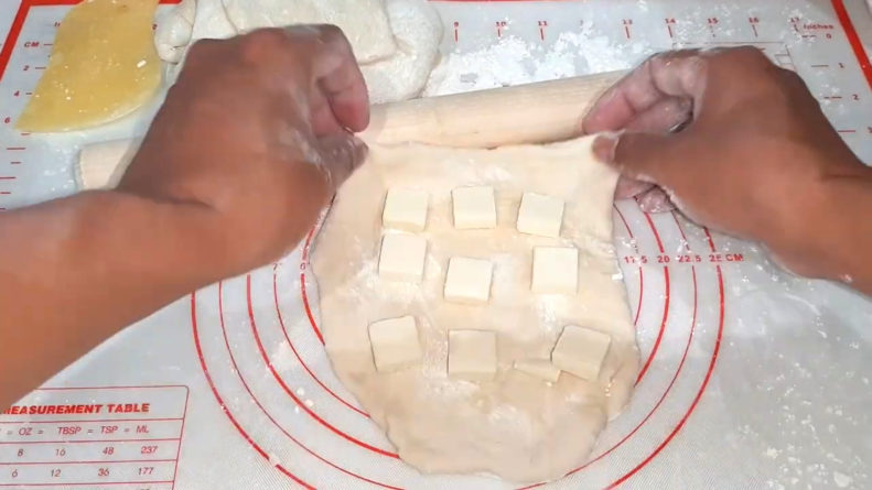 ホワイトチョコあんぱんを作る。小さい生地にホワイトチョコを乗せる。