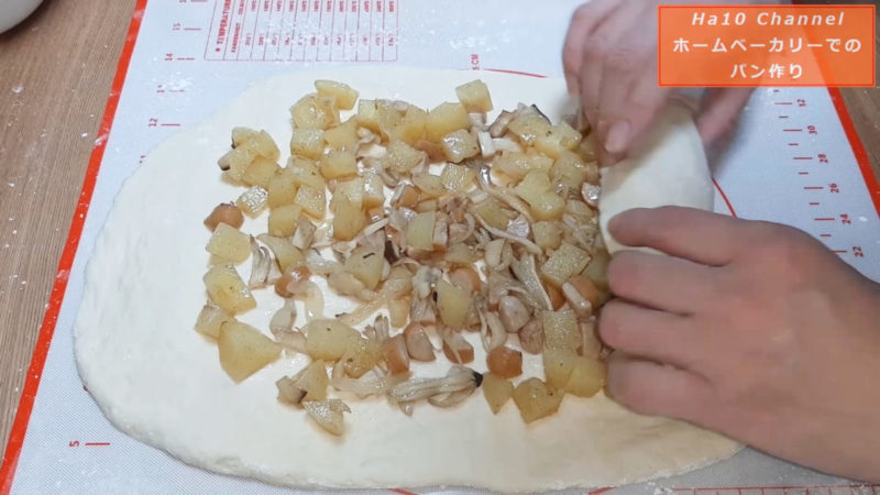 ジャーマンポテト風パン。生地の上に具材を乗せ巻く